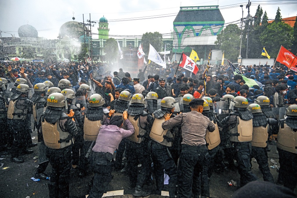 學生示威後來更演變成警民衝突。 學生示威後來更演變成警民衝突。