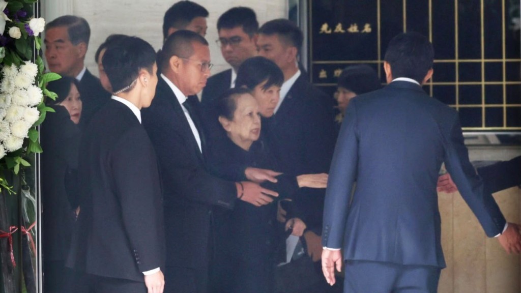 董建華遺孀董趙洪娉於今早抵達靈堂。