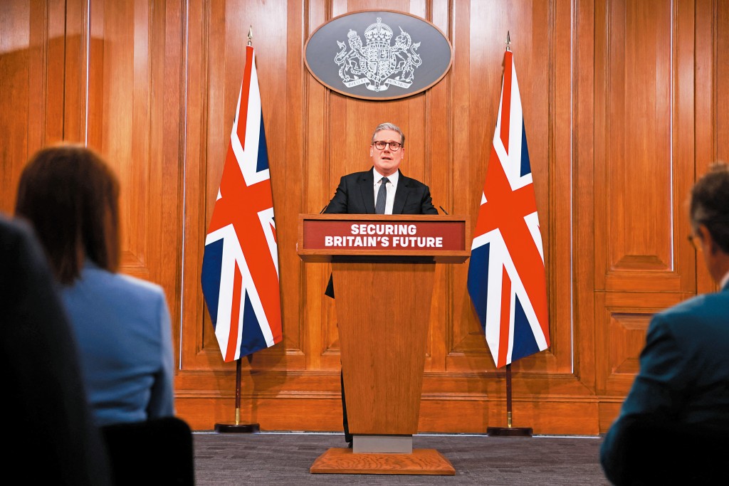 英國首相施紀賢(Keir Starmer)日前公布新的移民政策《移民白皮書》,其中一項關鍵措施是對技術工作簽證新增學歷門檻要求,限制低技術勞工留英條件。 英國首相施紀賢(Keir Starmer)日前公布新的移民政策《移民白皮書》,其中一項關鍵措施是對技術工作簽證新增學歷門檻要求,限制低技術勞工留英條件。