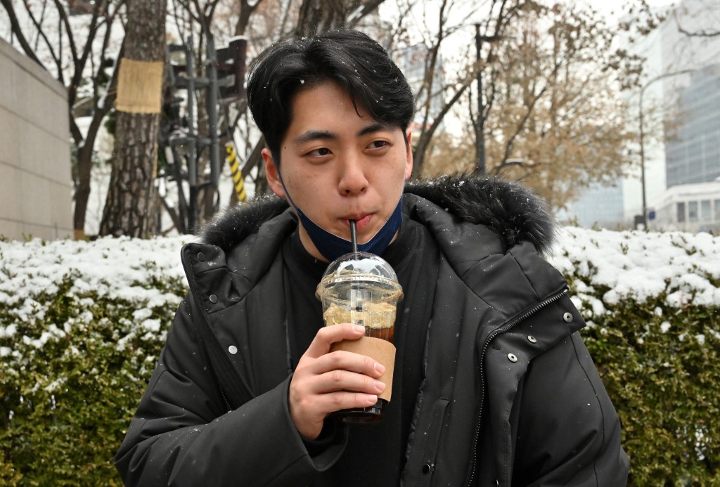 南韓年輕人興起飲凍美式咖啡潮流。 南韓年輕人興起飲凍美式咖啡潮流。