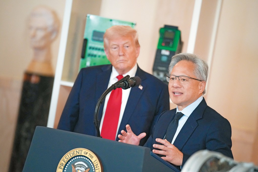 特朗普一直希望透過禁止向中國出口高端晶片打壓中國AI發展,然而黃仁勳卻認為中國市場對美國晶片企業非常重要。 特朗普一直希望透過禁止向中國出口高端晶片打壓中國AI發展,然而黃仁勳卻認為中國市場對美國晶片企業非常重要。