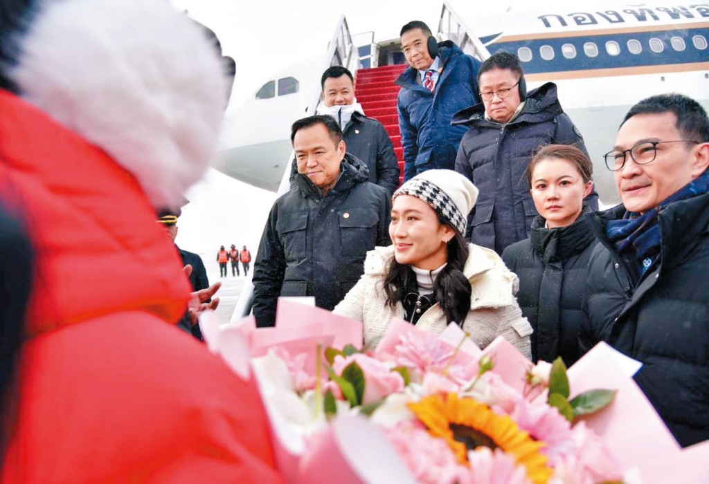 今年二月，泰國時任女總理佩通坦（中）訪華四天，亦是由徐瑾（右二）負責貼身保護。