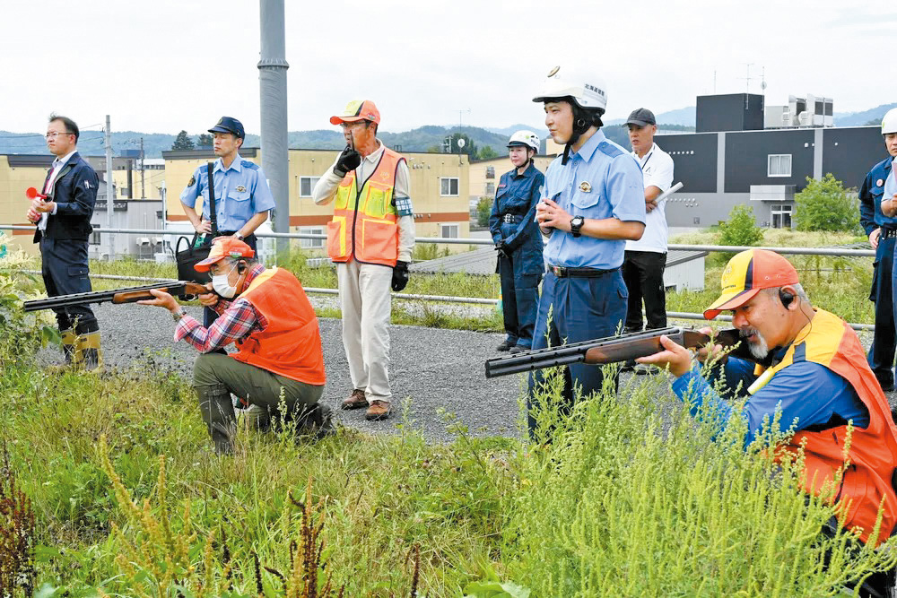日本政府緊急招募退役自衛隊員與警察加入捕熊行列。