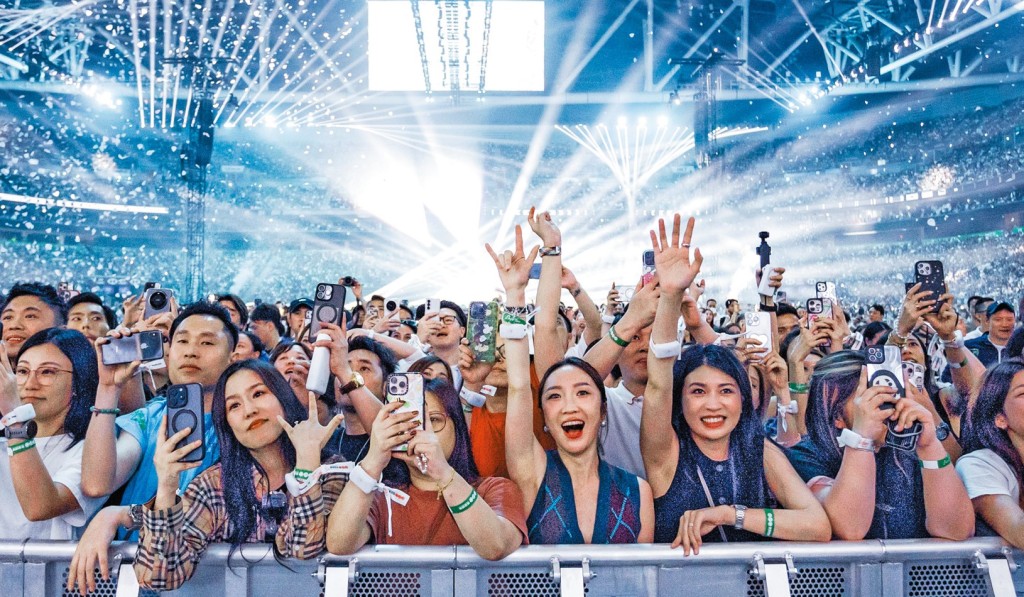港澳近期先後舉辦多場大型演唱會,雲集多位樂壇巨星,帶動旅客人數上升。 港澳近期先後舉辦多場大型演唱會,雲集多位樂壇巨星,帶動旅客人數上升。