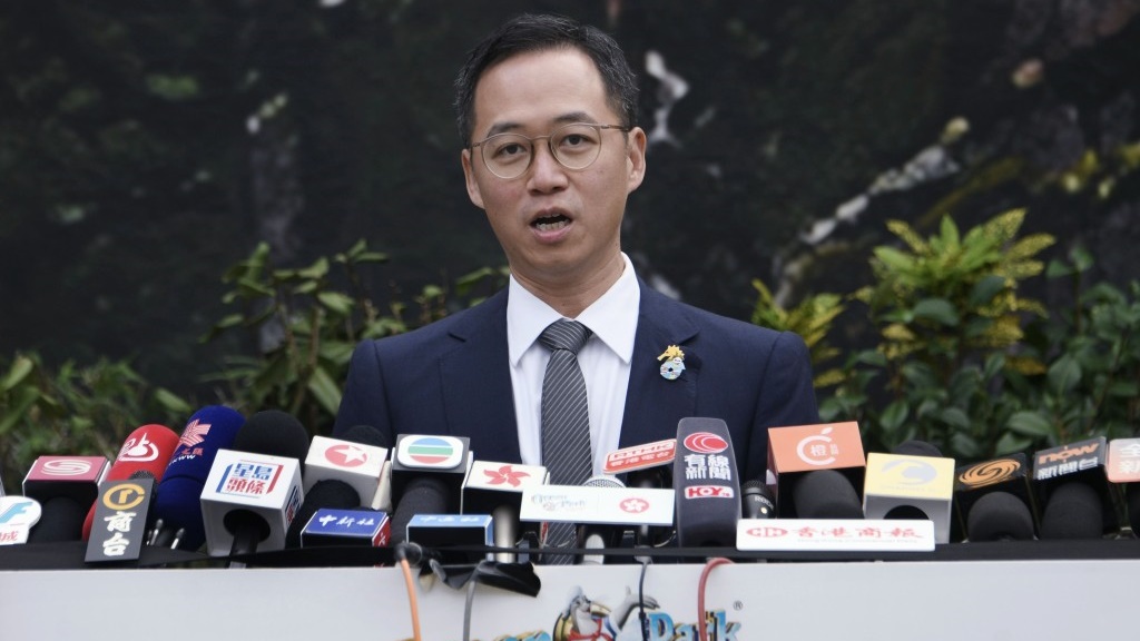 龐夢貽乃香港「鋼鐵大王」龐鼎元的孫女，亦是海洋公園主席龐建貽（圖）的堂姐