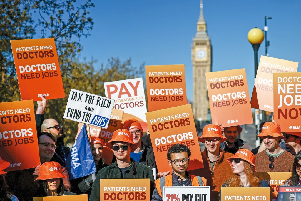 英國政府一方面照為廢棄監獄交租，另一方面因緊縮開支而削減公共醫療服務，引發民眾大為不滿。