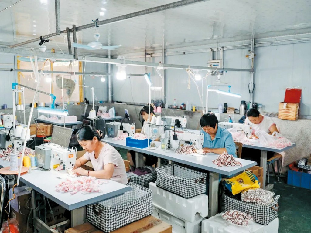 娃衣需求大增，義烏不少製衣廠趁勢轉向製造娃衣。
