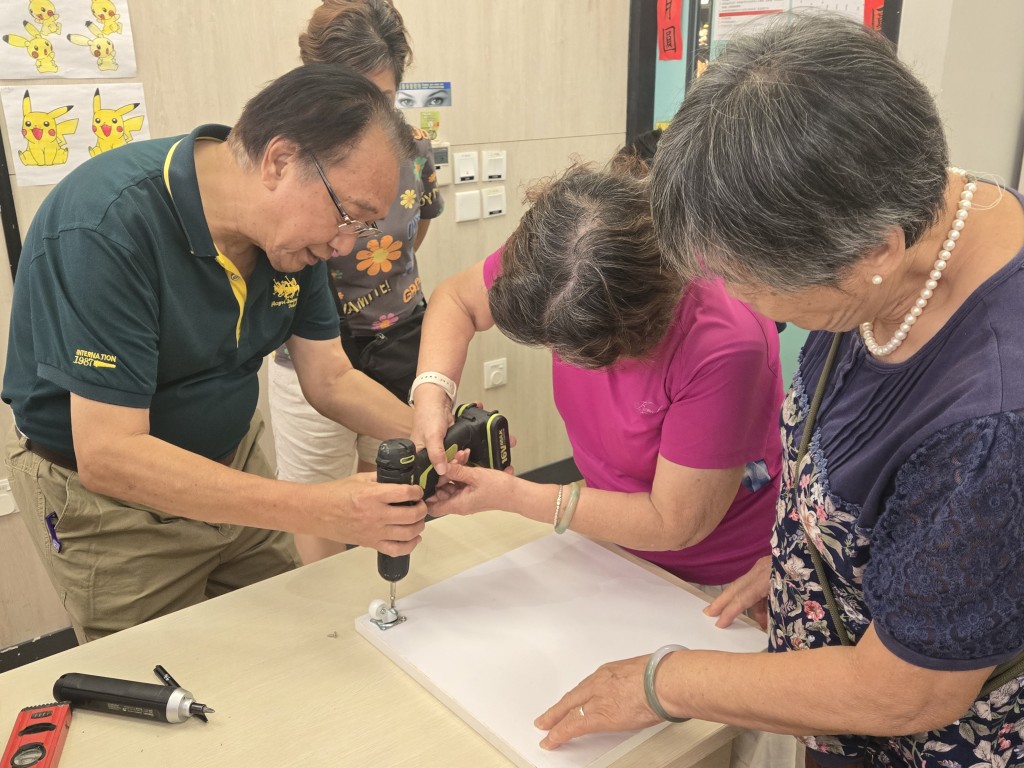 居民受開叔及康叔指導後，便能簡單完成家居維修事宜。