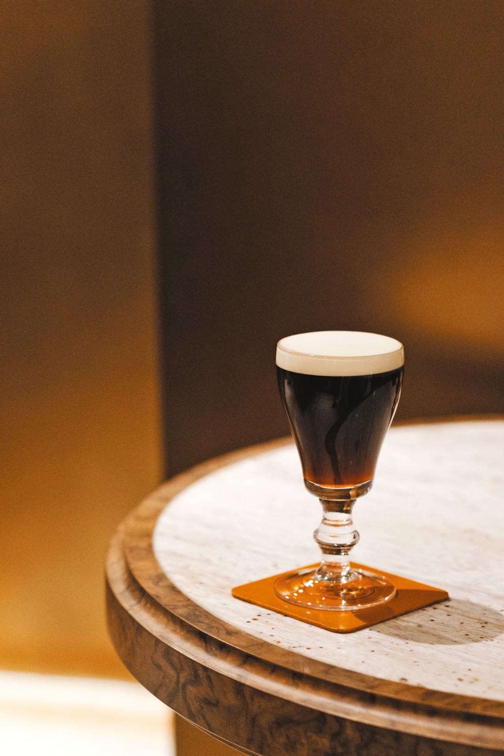 一杯九十八元的Decaf Irish Coffee用上無咖啡因拼配豆,搭配 Jameson 經典三重蒸餾威士忌,頂層鋪上一層香醇奶油,食客毋須擔心咖啡因的影響。 一杯九十八元的Decaf Irish Coffee用上無咖啡因拼配豆,搭配 Jameson 經典三重蒸餾威士忌,頂層鋪上一層香醇奶油,食客毋須擔心咖啡因的影響。