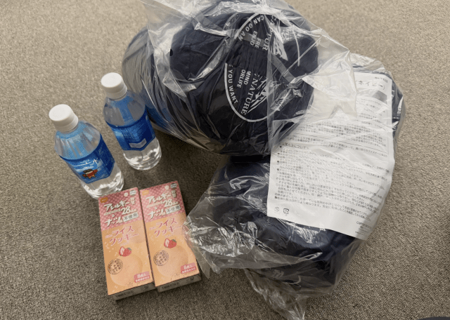 機場派發的水、飯乾和睡袋。Facebook@FungChan