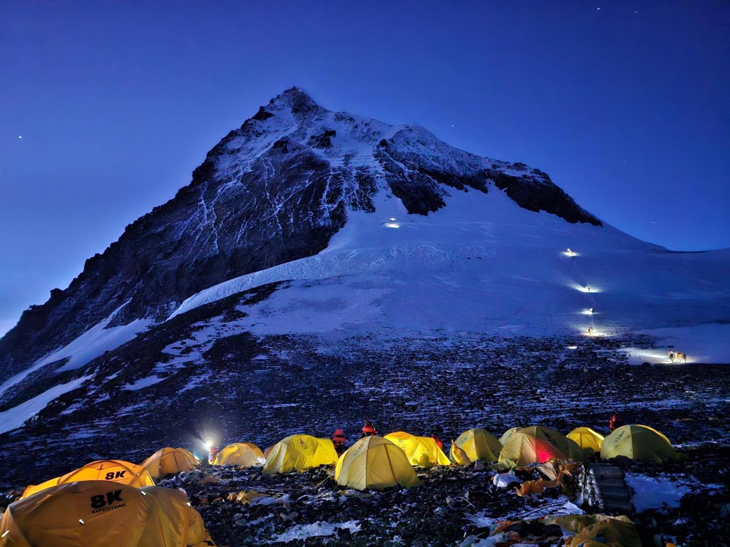 聖地牙哥二世在死亡地帶的南坳營地,因極度疲勞死於帳篷內。 聖地牙哥二世在死亡地帶的南坳營地,因極度疲勞死於帳篷內。