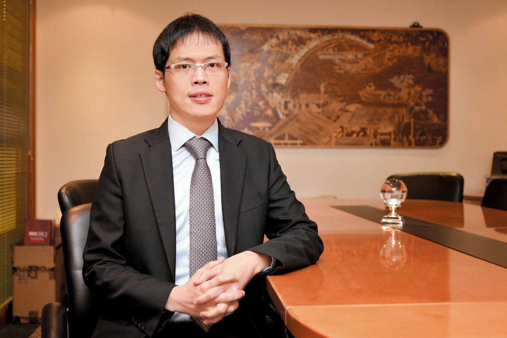 梁杰文估計，寧德時代股價繼續向下機會高，絕非撈底時機，建設銀行更值得吸納。