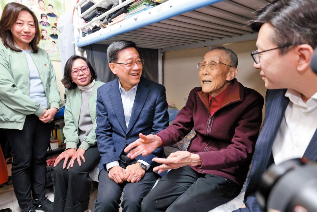 特首李家超與政府官員多次落區，聆聽市民的訴求。
