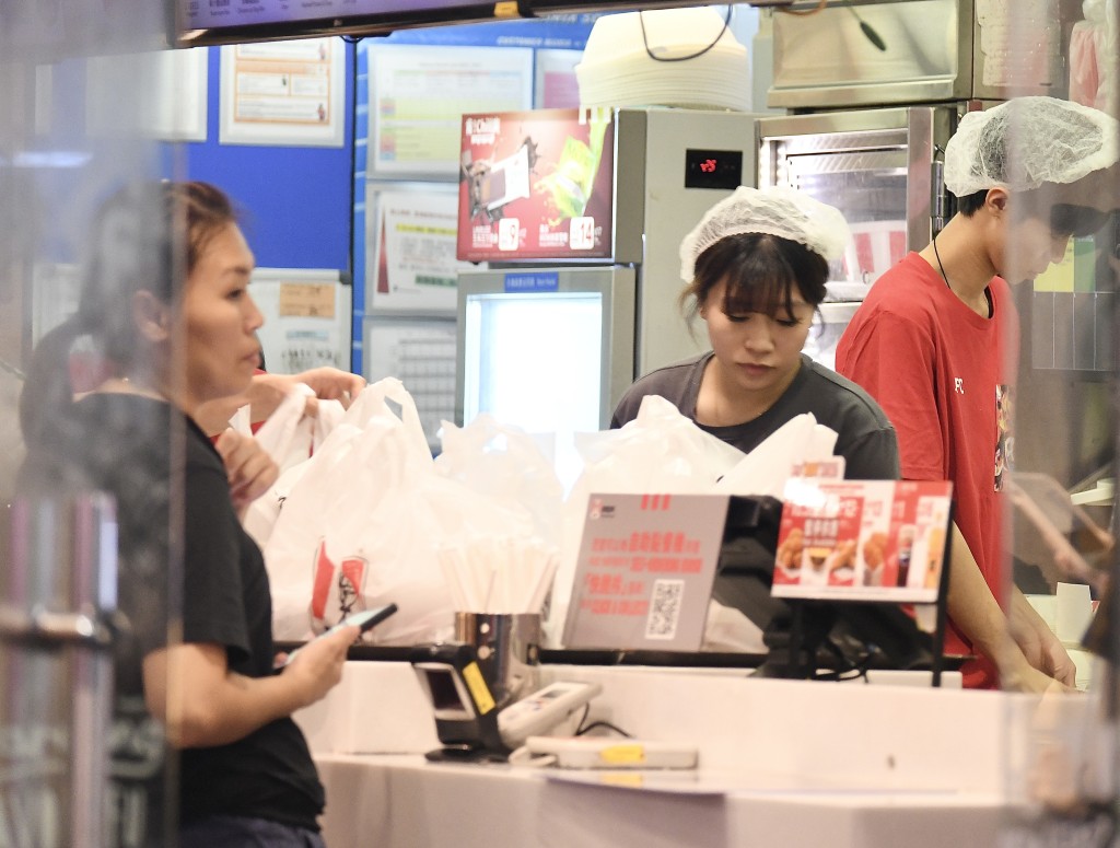 處方亦會加強巡查,確保本地工人及外勞的比例是2比1 處方亦會加強巡查,確保本地工人及外勞的比例是2比1