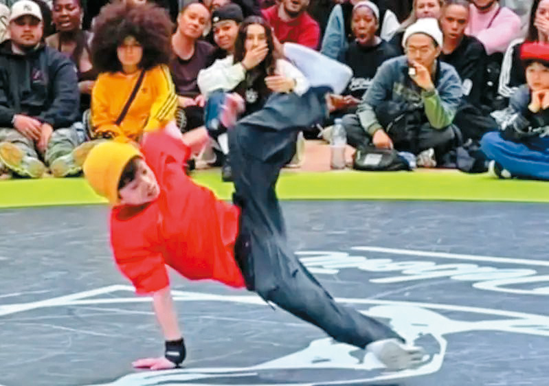 李勇秋將太極拳動作等中國功夫融入霹靂舞，在巴黎舉行的「街舞奧運」世界總決賽上奪冠。