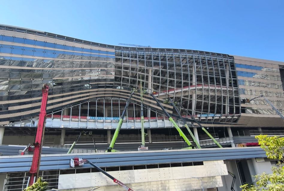 網民在小紅書分享新皇崗口岸大樓，已經在安裝玻璃幕牆。小紅書@豆豆愛抹茶