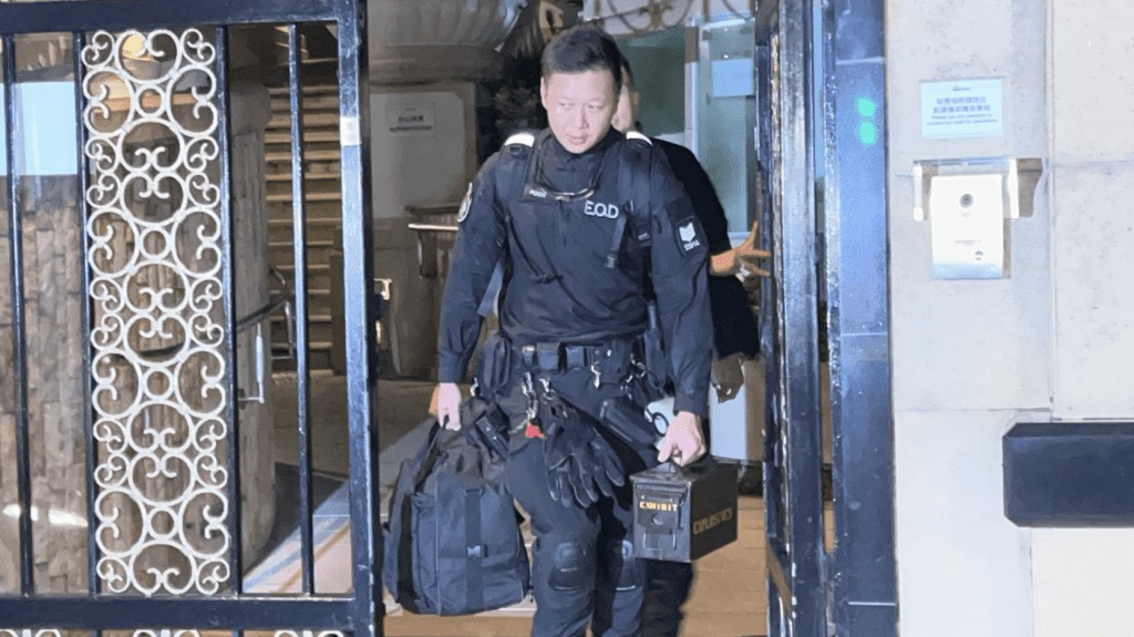 事件驚動警方爆炸品處理課人員亦奉召到場。