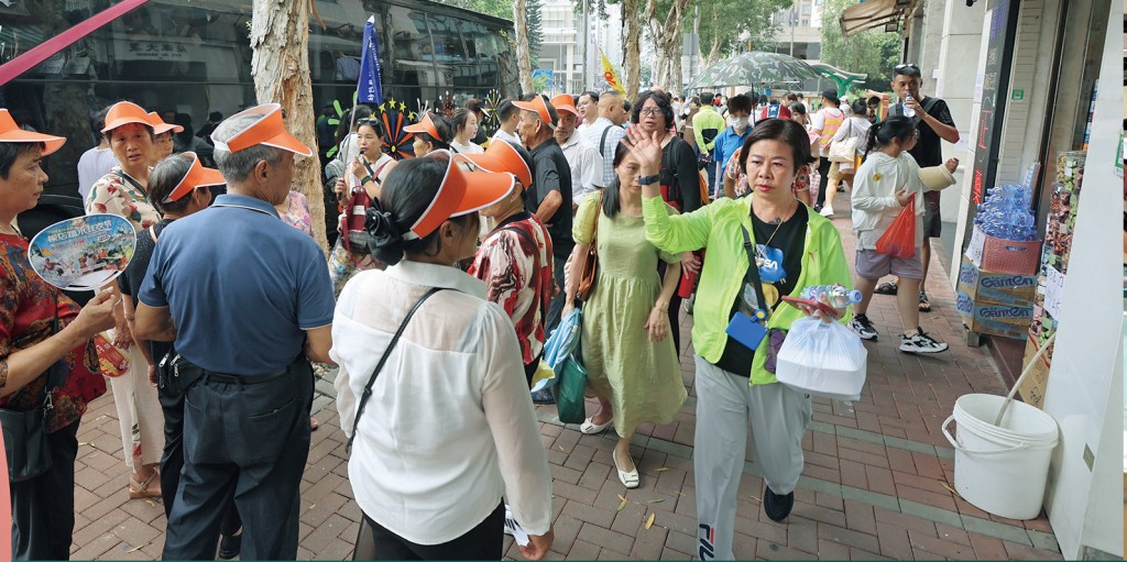 今年二月全面復常後,每天大批內地旅客湧到土瓜灣開餐兼購物,造成塞爆場面引起關注。 今年二月全面復常後,每天大批內地旅客湧到土瓜灣開餐兼購物,造成塞爆場面引起關注。