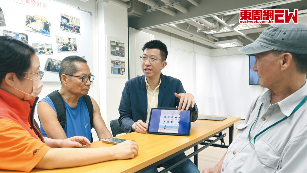 林博早前向街坊業戶講解管理應用程式運作。
