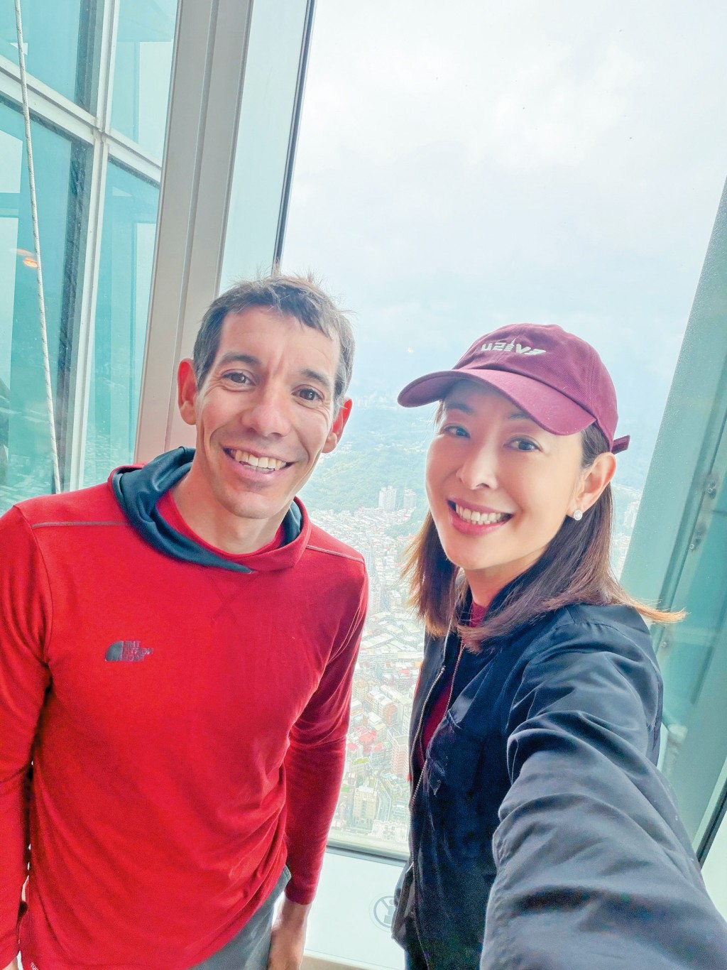 霍諾德（左）完成登頂壯舉，最高興的莫過於推動計劃的賈永婕（右）。