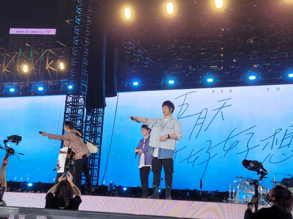 五月天今年4月在中環海濱舉行一連6場演唱會，吸引不少歌迷到場支持。