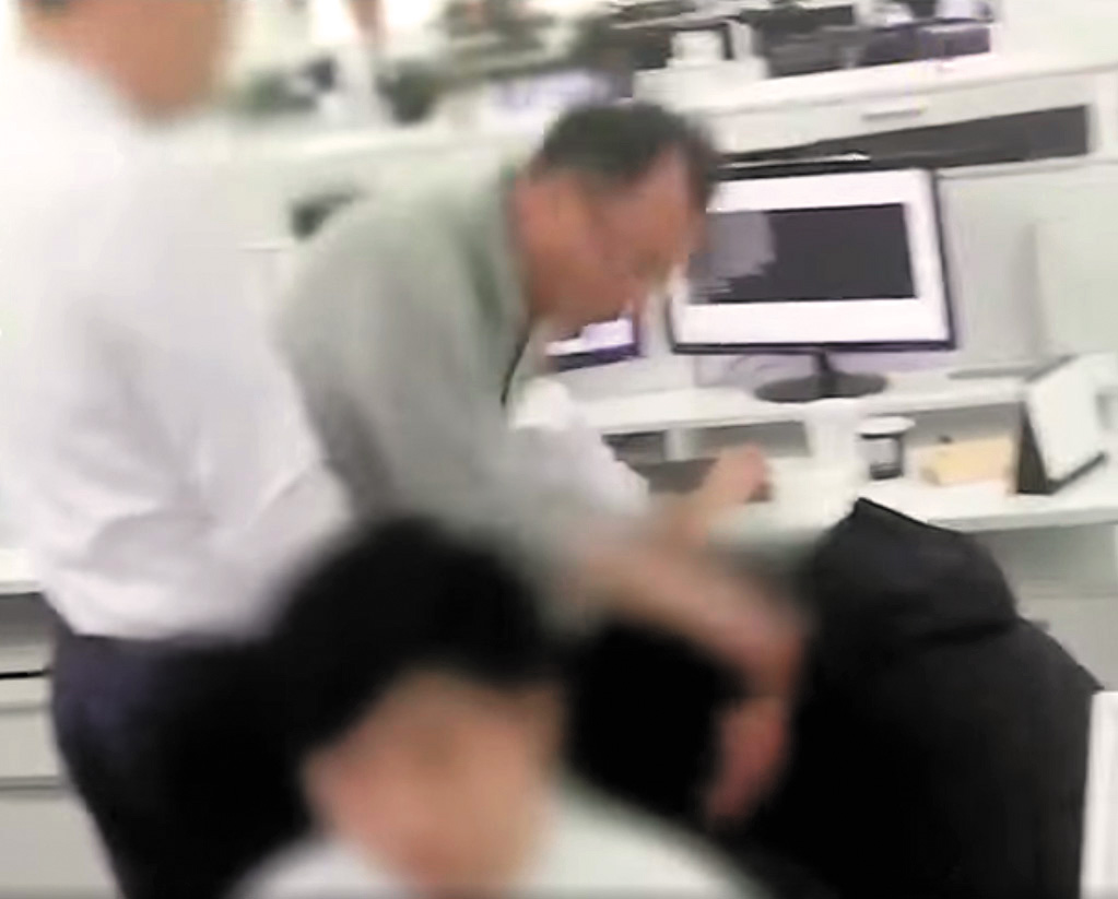 梁振浩被指視霸凌員工為娛樂,最終被職員偷拍其惡行及舉報,使他最終被拘捕及送上法庭。 梁振浩被指視霸凌員工為娛樂,最終被職員偷拍其惡行及舉報,使他最終被拘捕及送上法庭。