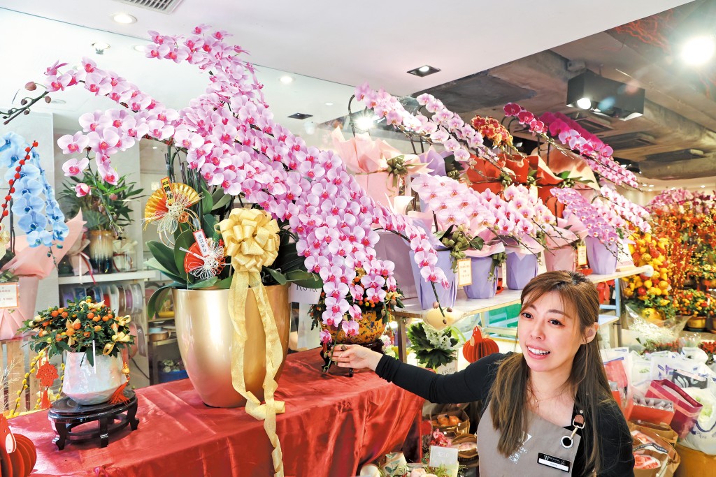 旺角花墟一間花店負責人Cherry指，其花店以特色及外國花材吸客，其中包括推出以日本蝴蝶蘭砌出「飛馬奔騰」罕有款式。