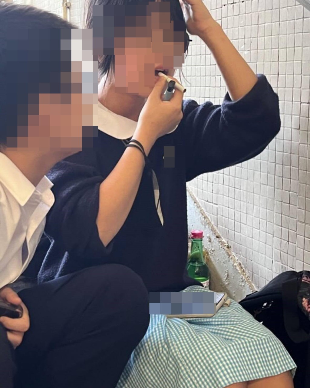 女同學口中疑咬着香煙，右手手持打火機，身旁更擺放一支懷疑韓國燒酒