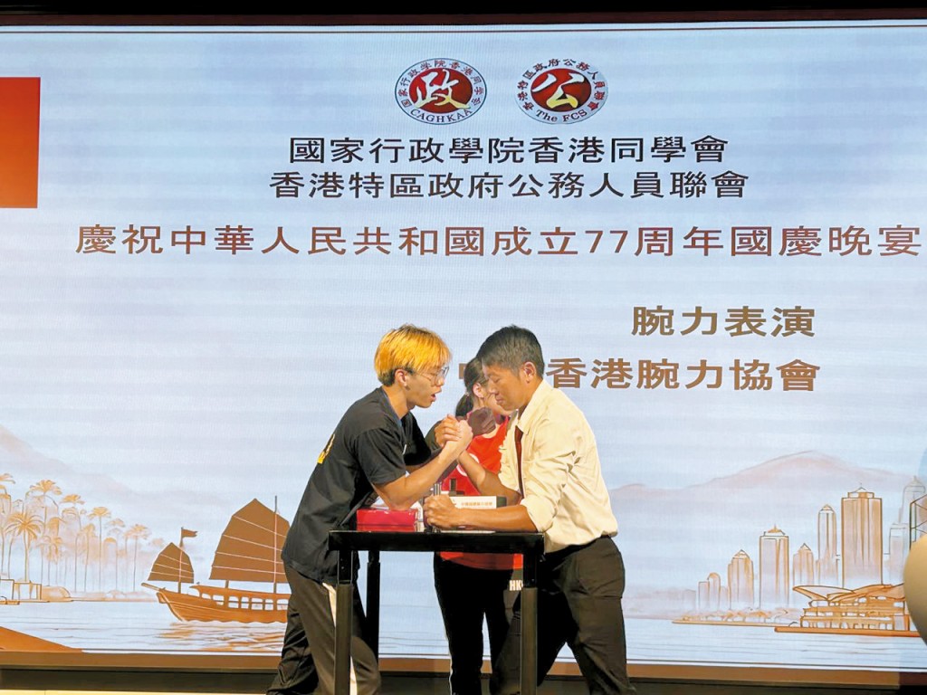是次國慶晚宴上設有拗手瓜比賽,氣氛熱烈。 是次國慶晚宴上設有拗手瓜比賽,氣氛熱烈。