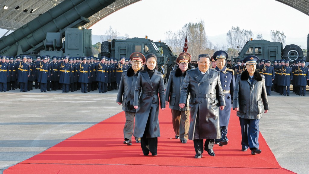 金主愛陪同父親出席北韓空軍八十周紀念活動。 金主愛陪同父親出席北韓空軍八十周紀念活動。