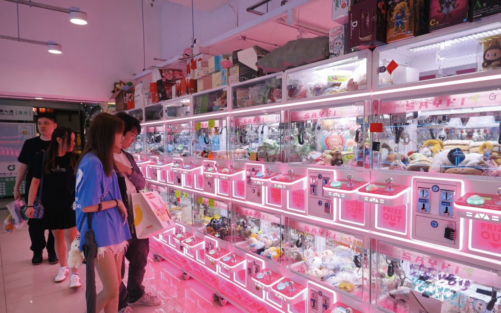 本港夾公仔店大行其道,部分商場的機台數以千計。 本港夾公仔店大行其道,部分商場的機台數以千計。