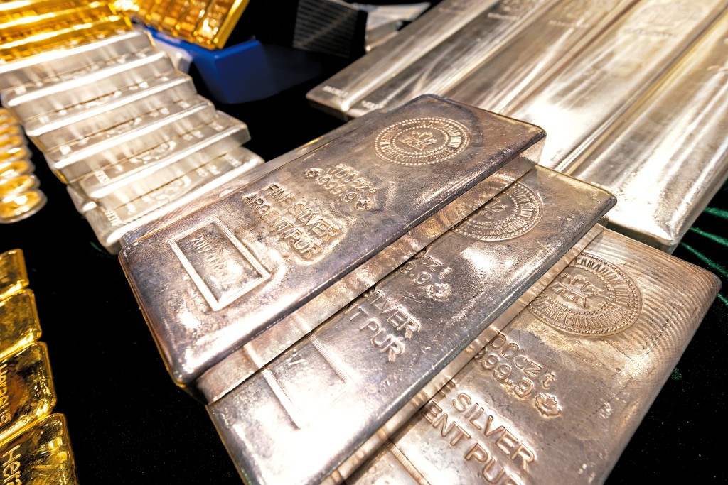 銀價突破每安士六十六美元,創新高,今年累計漲幅超過百分之一百二十。上星期四,一公斤銀條售價已達一萬七千元。 銀價突破每安士六十六美元,創新高,今年累計漲幅超過百分之一百二十。上星期四,一公斤銀條售價已達一萬七千元。