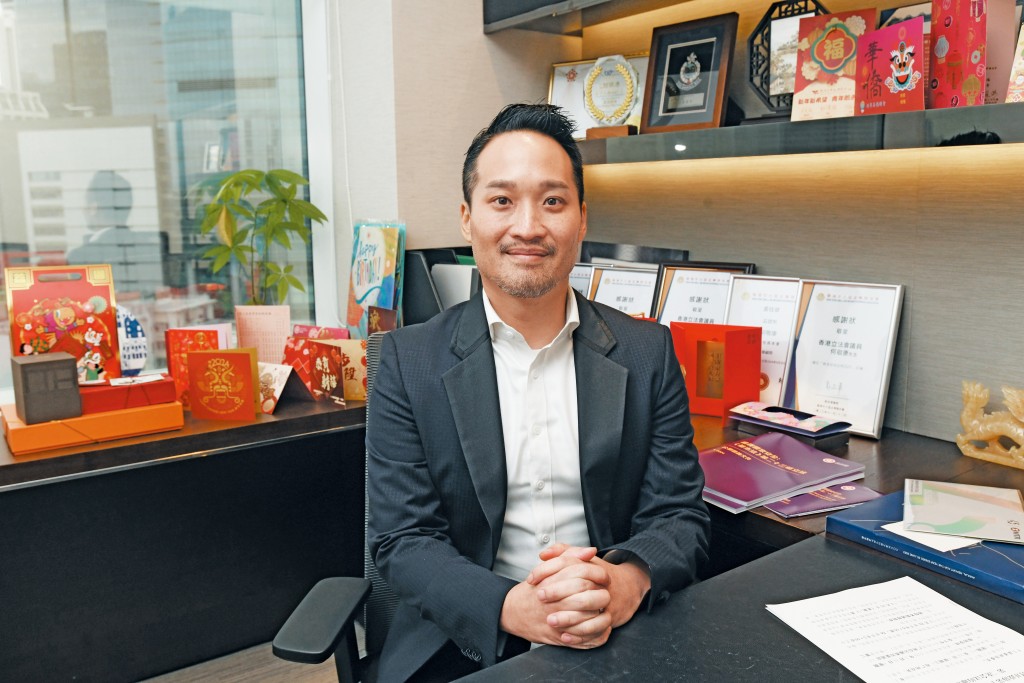 何敬康認為，鄭雁雄一直支持立法會的工作，他每次到立法會均很親民。