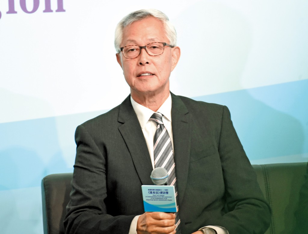 前警務處處長李明逵曾於九十年代與同事合夥買六合彩中了頭獎，他夾了兩注，獲分近七百萬元彩金。