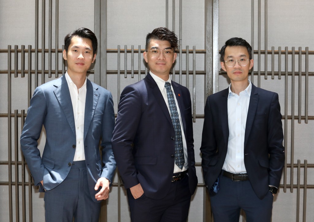唐順興家禽(香港)有限公司總經理唐振峰先生(中)、唐順興家禽(香港)有限公司副總經理唐朝鵬先生(左)及惠州順興食品有限公司總經理唐展曜先生(右) 唐順興家禽(香港)有限公司總經理唐振峰先生(中)、唐順興家禽(香港)有限公司副總經理唐朝鵬先生(左)及惠州順興食品有限公司總經理唐展曜先生(右)
