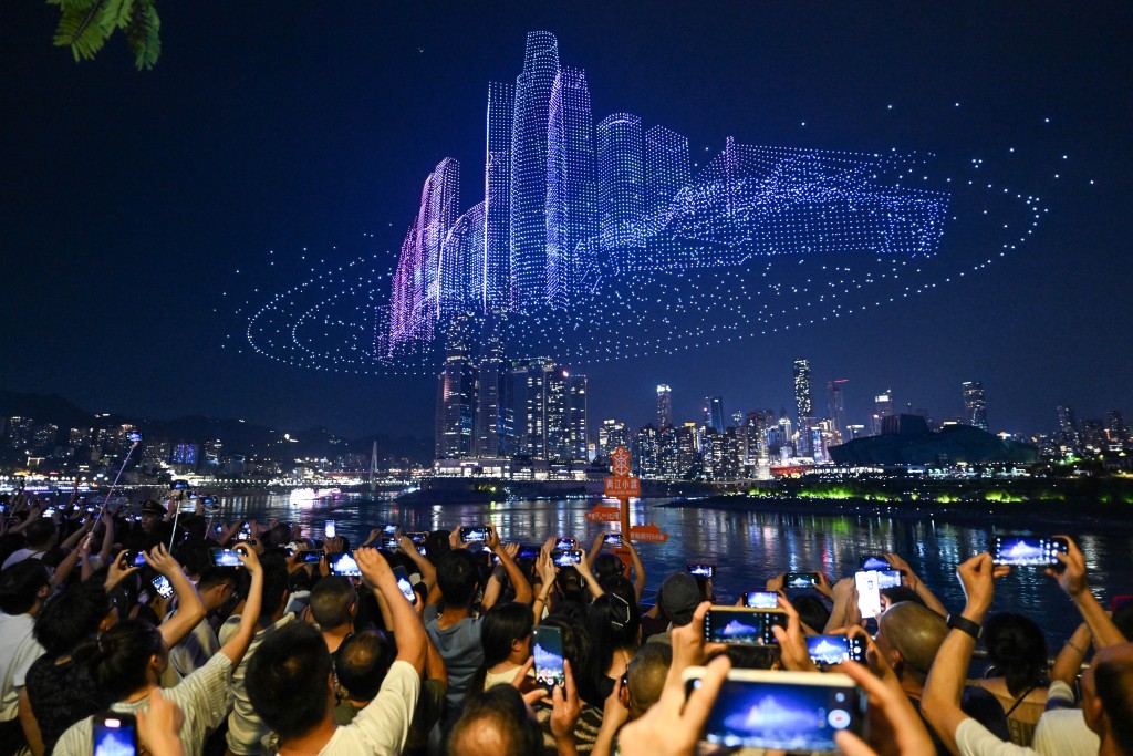 「天空編舞師」劉佳昕為了一場十五分鐘的燈光秀，花了半個月準備。