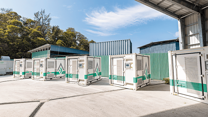 環保淨能櫃透過連接電網替櫃中逾萬顆鋰離子電池穩定充電，蓄電後能供電予天秤、吊臂等重型機械，取代地盤常用的柴油發電機。