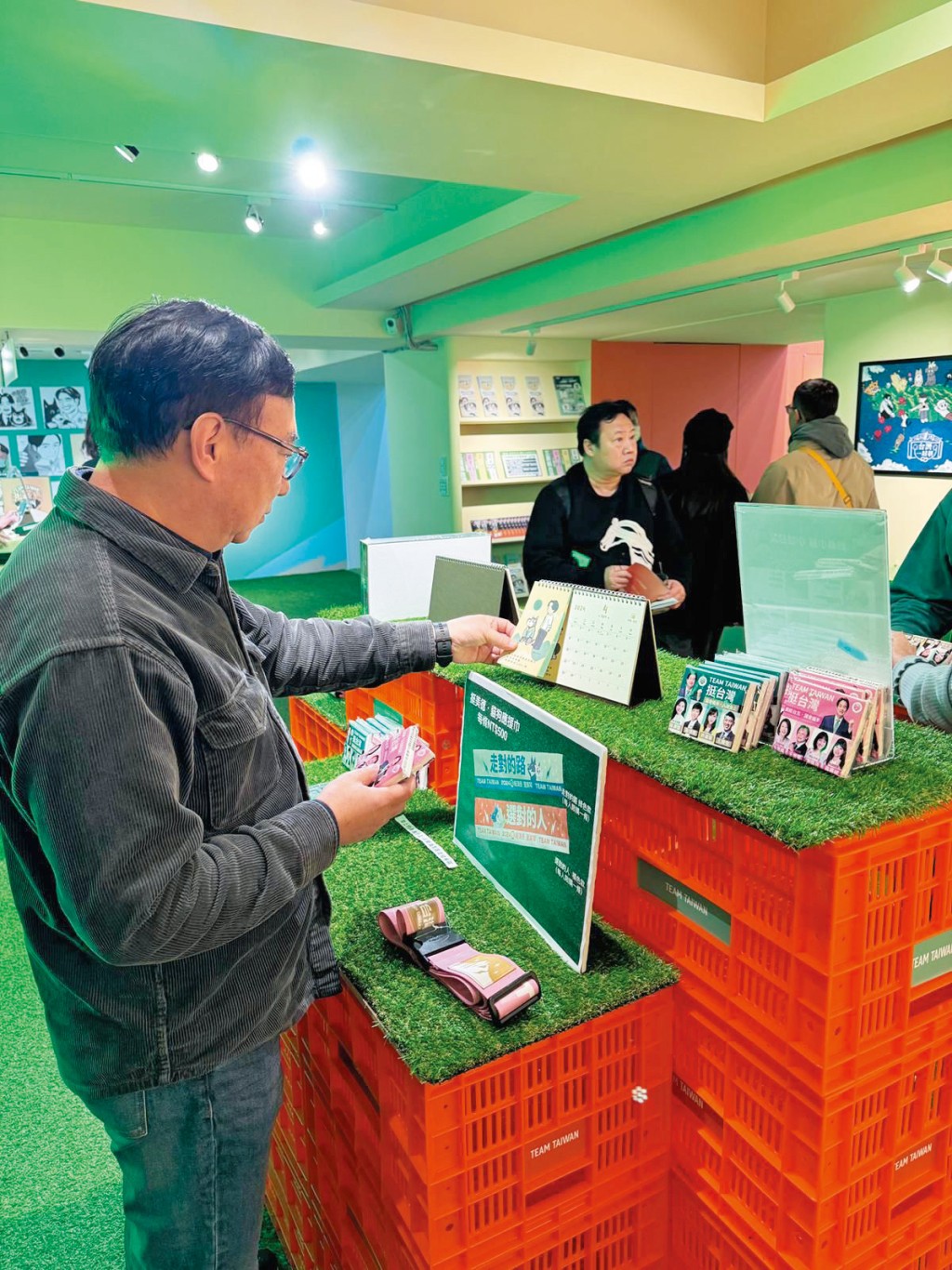 狄志遠(左)月初到台灣,曾參觀候選人競選總部。 狄志遠(左)月初到台灣,曾參觀候選人競選總部。