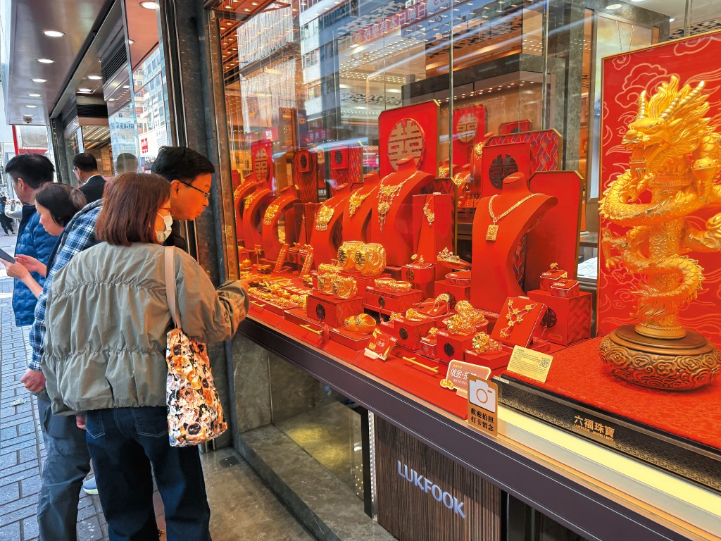 金價近日從高位一度跌穿二千九百九十美元,但有專家指仍然看好黃金走勢。 金價近日從高位一度跌穿二千九百九十美元,但有專家指仍然看好黃金走勢。