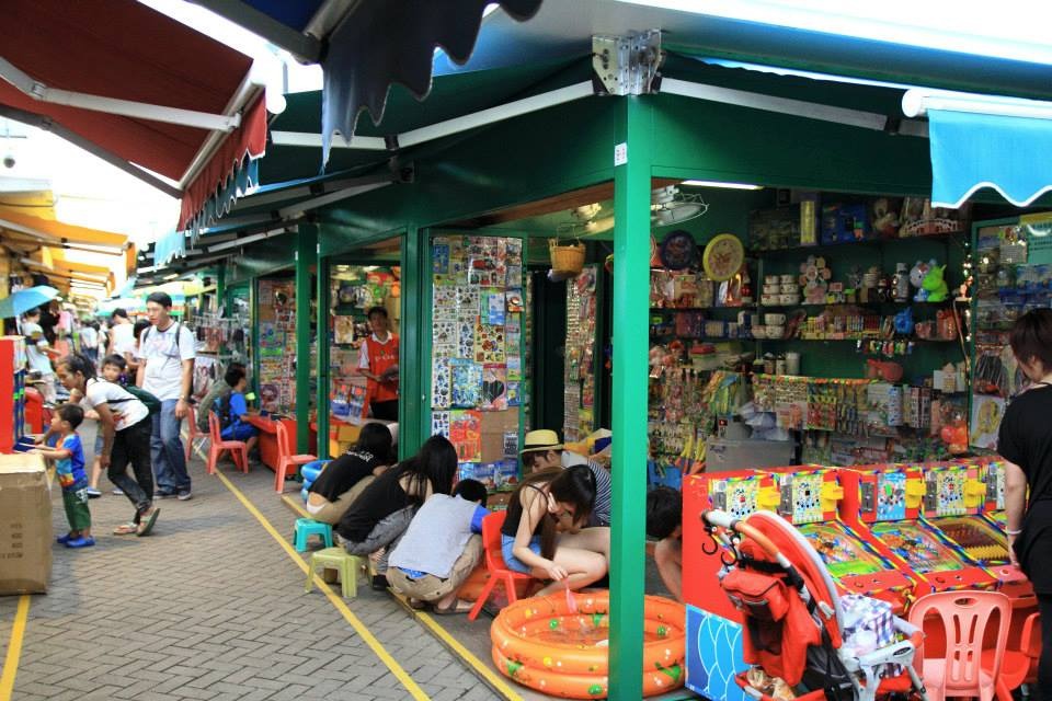 市集以懷舊特色聞名，售賣龍鬚糖、吹波膠、舊路牌及二手物品等。