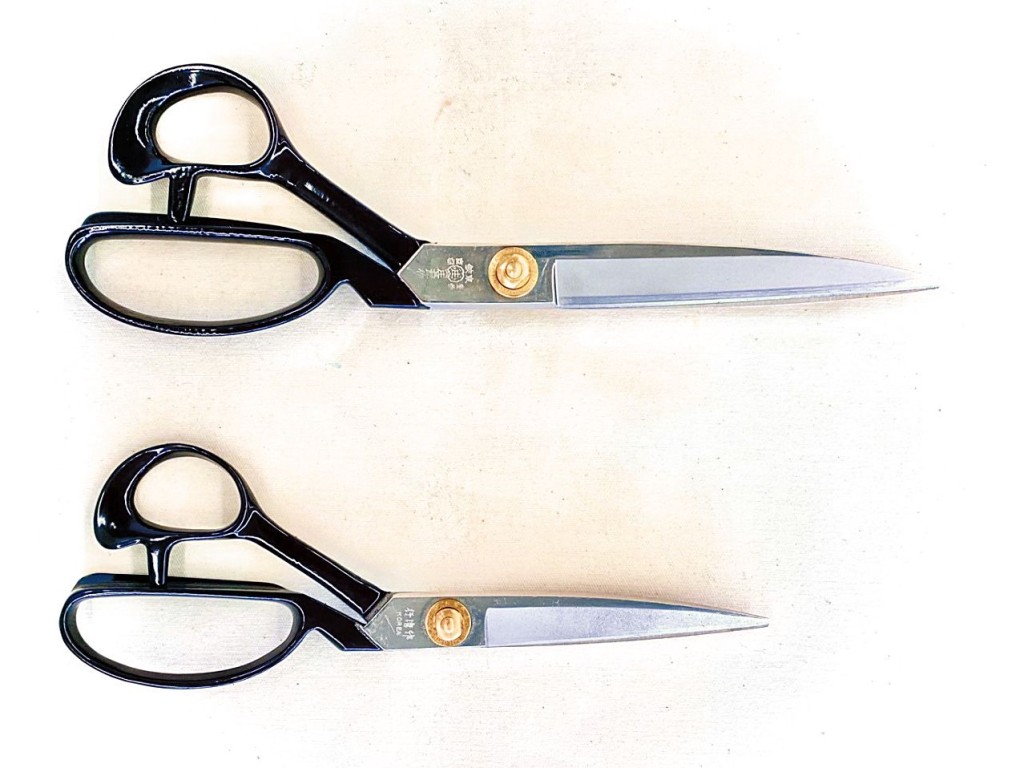 秦師傅發現吳的裁縫剪（下）刀刃不順，慷慨讓出他珍藏的一把十一寸裁縫剪（上）。