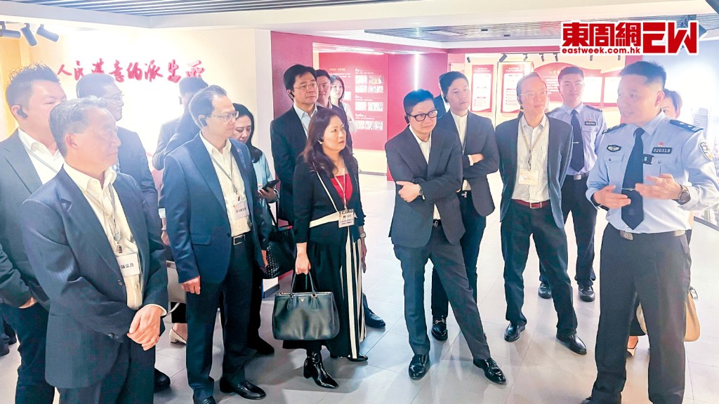 代表團由簡慧敏（前右三）任團長，保安局局長鄧炳強（前右四）亦有應邀帶領官員一同參與職務考察。