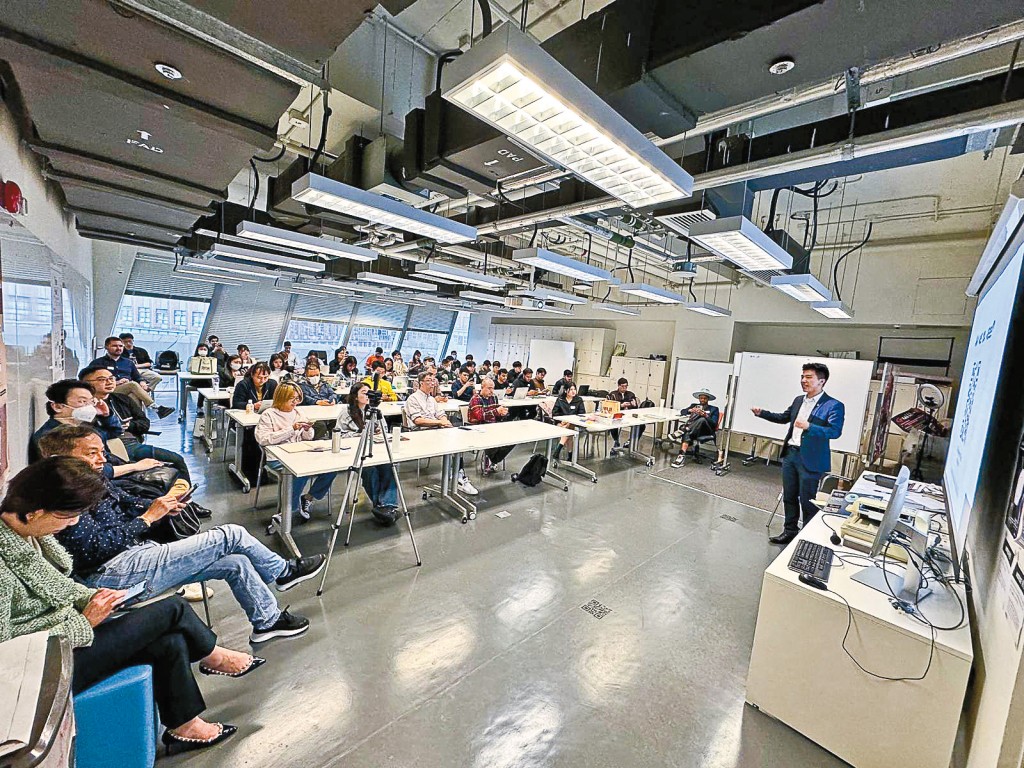 於德悅（右）去年首次與香港理工大學合作舉辦黑客松，並教授大學生相關知識。