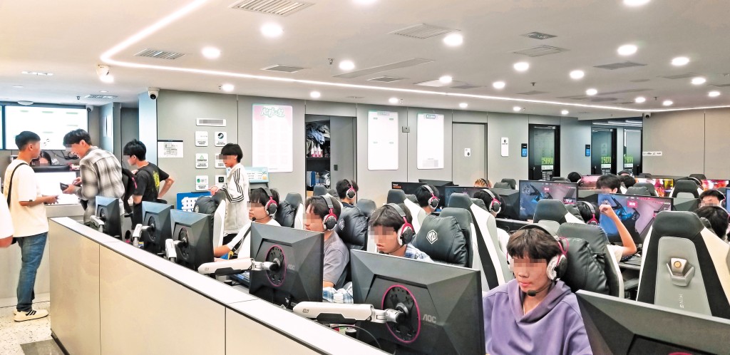 多間網吧設有行李暫託設施，甚至設有淋浴間。