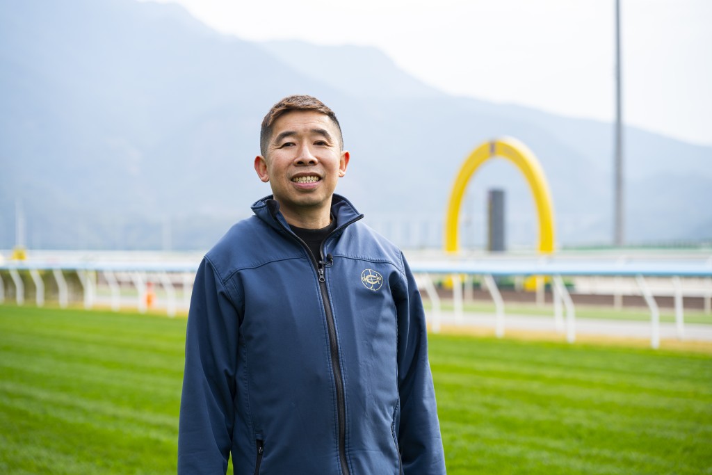 香港賽馬會駐從化馬場策騎員張健威指，從化馬場地方大、設施多、空氣清新、環境空曠，對馬匹訓練有很大幫助。