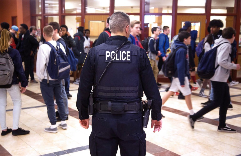 美國不少州份為了預防及應對校園槍擊事件可謂百寶盡出，包括派駐校警。