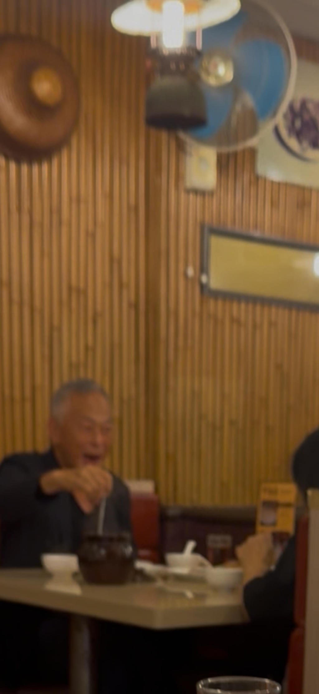 日前,東姑在佐敦一間餐廳,就野生捕獲到杜琪峯與太太黃寶玲撐枱腳,二人大擦海鮮,食得津津有味,杜太更逗得老公哈哈大笑,場面溫馨。 日前,東姑在佐敦一間餐廳,就野生捕獲到杜琪峯與太太黃寶玲撐枱腳,二人大擦海鮮,食得津津有味,杜太更逗得老公哈哈大笑,場面溫馨。
