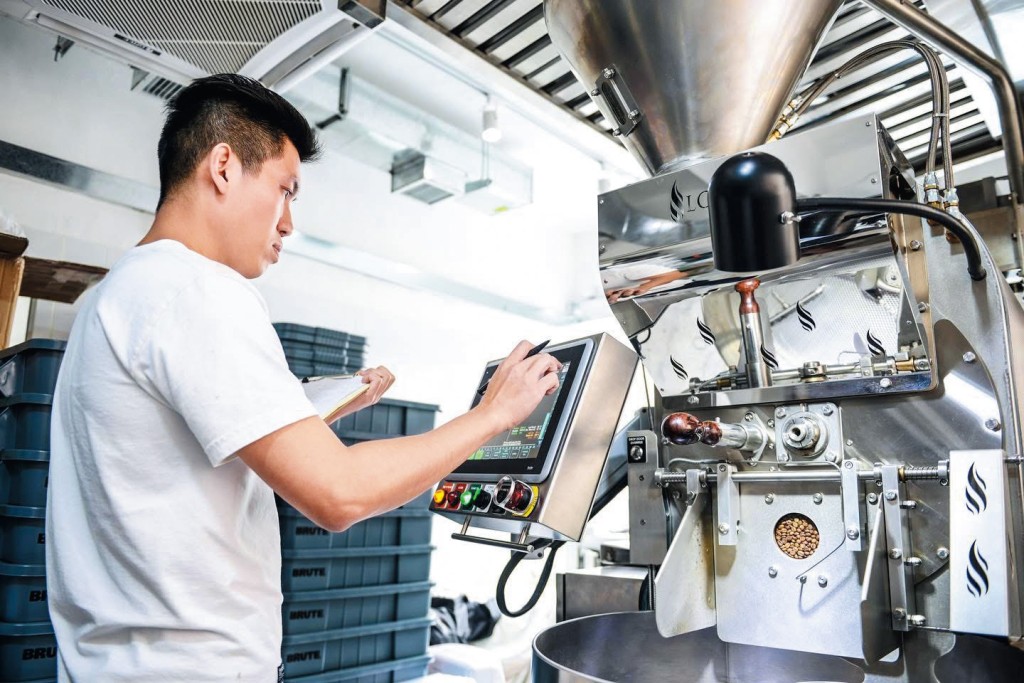 以往歐祖華大部分時間留在烘焙咖啡豆工場,專注咖啡豆出品,以供應不同咖啡品牌和本地不同小店。 以往歐祖華大部分時間留在烘焙咖啡豆工場,專注咖啡豆出品,以供應不同咖啡品牌和本地不同小店。