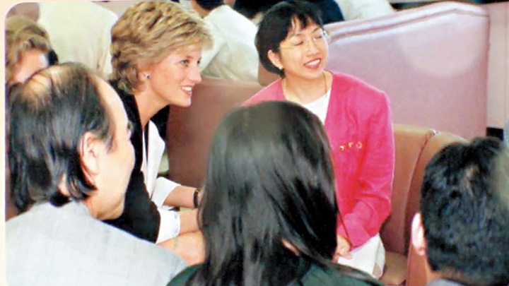 一九九五年，陳麗雲 （右）曾陪同訪港的戴安娜王妃，出席香港癌症基金會成立的東區醫院癌症病人服務中心開幕典禮。戴妃原擬定在九七年出席善寧會的喪親者支援安家舍中心開幕禮，惟天不從人願。