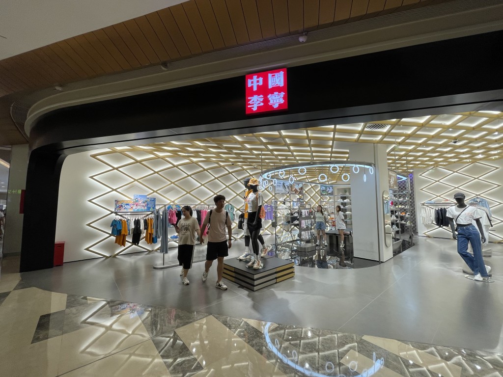 隨着內地不斷有其他運動鞋品牌冒起，雙星名人的市佔率亦不斷萎縮。